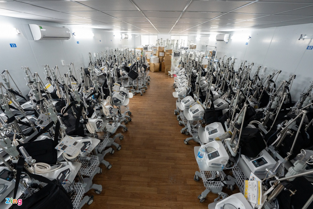 TS Đỗ Ngọc Sơn, Phó giám đốc Trung tâm Cấp cứu A9, Bệnh viện Bạch Mai, cho biết các thiết bị cao cấp nhất từ máy ECMO đến các máy thở chức năng cao, hệ thống thở oxy lưu lượng cao phục vụ điều trị lọc máu đã được triển khai ở đây. Điều này giúp trung tâm có thể tiếp nhận những bệnh nhân tiên lượng nặng nhất ở TP.HCM.