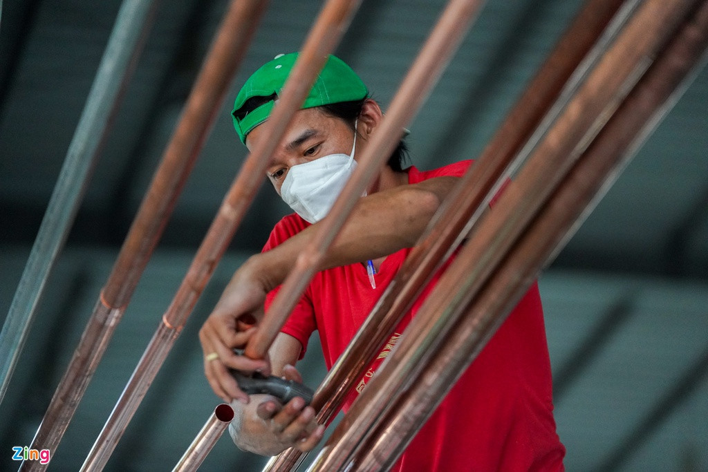 Bên trong khu B, các ống dẫn khí oxy vào giường bệnh nhân được thay từ ống nhựa thành ống đồng.