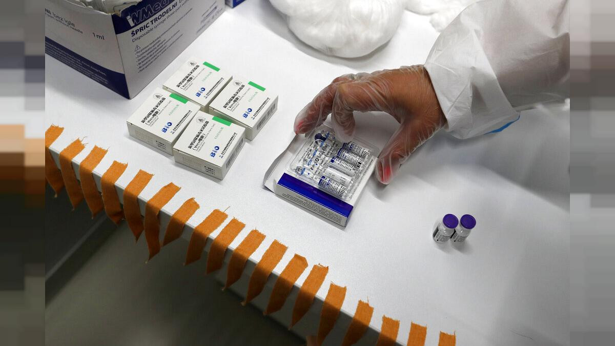 Vắc xin Sinopharm của Trung Quốc được phát triển theo cách truyền thống. Đó là vắc xin sử dụng các phần tử virus COVID-19 bất hoạt nhằm kích thích hệ thống miễn dịch sinh ra kháng thể.