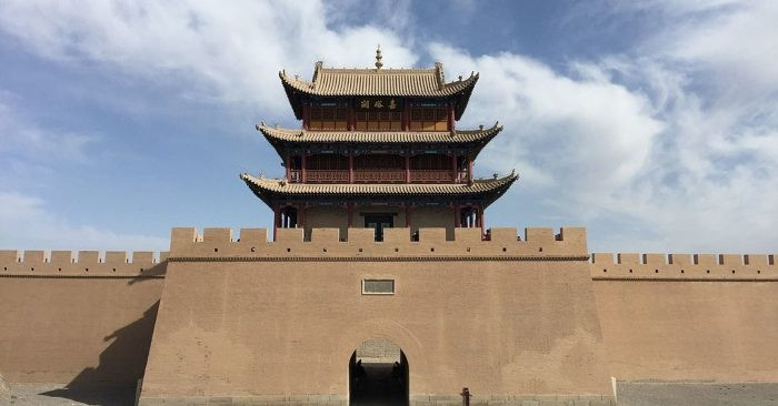 Sau nhiều năm xây dựng, Gia Dục Quan hoàn thành. Một viên gạch còn sót lại trên tường thành khiến viên quan phụ trách công trình cho rằng các công nhân và Yi Kaizhan sẽ bị trừng phạt.