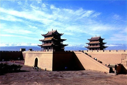 Khi nghe Yi Kaizhan nói vậy, vị quan phụ trách xây dựng Gia Dục Quan không tin và nói rằng nếu ông tính sai dù chỉ một viên gạch thì những người thợ sẽ phải lao động khổ sai trong 3 năm.