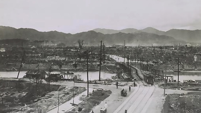 “Hãy đọc cẩn thận vì nó có thể cứu sống bạn hoặc người thân. Vài ngày tới, Mỹ sẽ thả bom hủy diệt ít nhất 4 thành phố mà chúng tôi liệt kê trên mặt sau tờ rơi. Đây là những khu vực có căn cứ quân sự hoặc nhà máy sản xuất hàng hóa phục vụ quân đội”, nội dung tờ rơi của Mỹ.