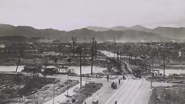 “Hãy đọc cẩn thận vì nó có thể cứu sống bạn hoặc người thân. Vài ngày tới, Mỹ sẽ thả bom hủy diệt ít nhất 4 thành phố mà chúng tôi liệt kê trên mặt sau tờ rơi. Đây là những khu vực có căn cứ quân sự hoặc nhà máy sản xuất hàng hóa phục vụ quân đội”, nội dung tờ rơi của Mỹ.