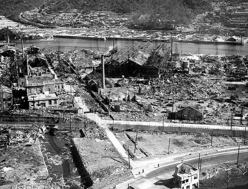 Cụ thể, vào ngày 26/7/1945, Tổng thống Mỹ Harry Truman và các nhân vật cấp cao phe Đồng minh kêu gọi Nhật Bản đầu hàng. Song song với đó, giới chức phe Đồng minh cảnh báo Nhật Bản sẽ bị hủy diệt nếu không đầu hàng.