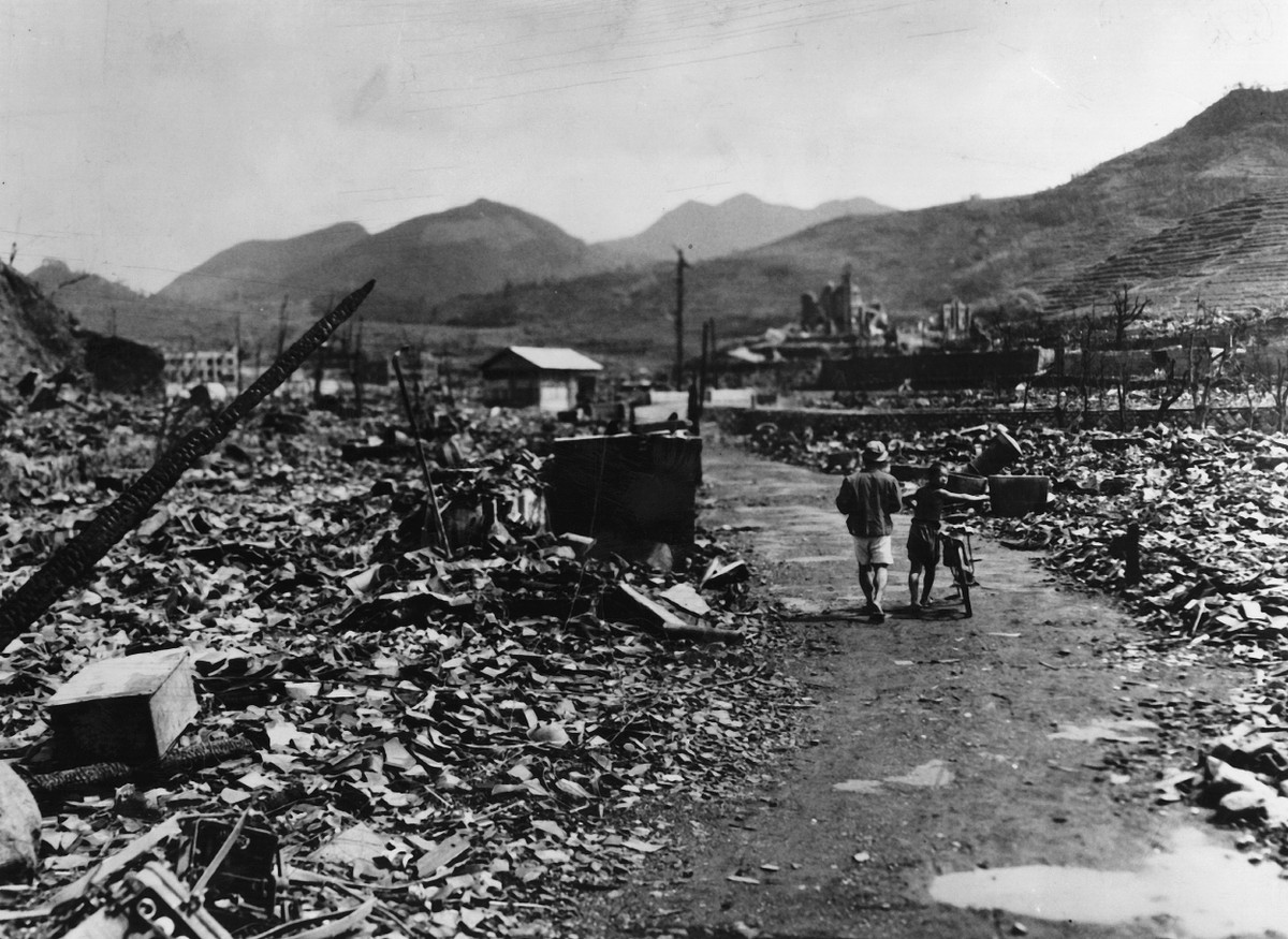 Không những vậy, phần lớn thành phố Hiroshima và Nagasaki bị phá hủy trong vụ nổ bom hạt nhân. Hệ thống cơ sở vật chất như đường xá, bệnh viện, trường học, nhà cửa... bị san phẳng. Hai thành phố này gần như trở thành "vùng đất chết" giống bối cảnh các phim về đề tài hậu tận thế.