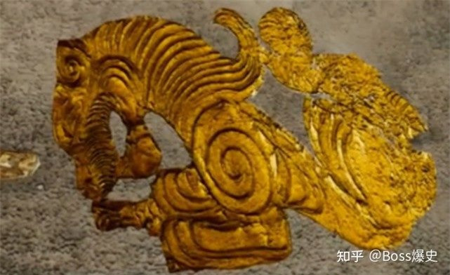 Khi tiến vào bên trong các ngôi mộ, nhóm chuyên gia nhận thấy chúng khá đơn giản khi chỉ tìm thấy một số đồ gốm màu, đồ gỗ và mảnh đồng nhỏ.