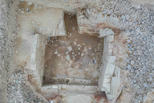 Không những vậy, bên trong mộ cổ này còn có thi hài của một phụ nữ. Các chuyên gia hoài nghi người này xuất thân trong tầng lớp giàu có và là người có địa vị cao trong xã hội. Với phát hiện này, các chuyên gia tỉ mỉ khai quật và tiến hành các nghiên cứu nhằm giải mã bí ẩn về ngôi mộ và người được chôn cất bên trong.