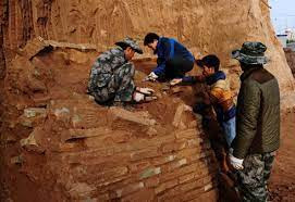 Căn cứ vào các cổ vật được tìm thấy, các chuyên gia xác định ngôi mộ có niên đại hơn 2.000 tuổi.