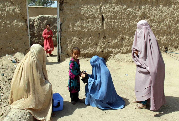 Các tay súng Taliban đến liên tục 3 lần trong 3 ngày và yêu cầu Manizha nấu ăn. Đến lần thứ 4 Taliban gõ cửa, bà Najia trả lời là không còn gì để nấu ăn. Chỉ vì điều ấy, các tay súng đánh đập và bắn chết bà Najia dù người nhà khóc lóc van xin...