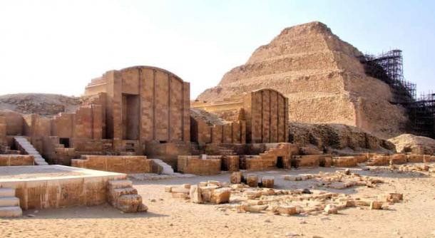 Vào năm 1936, nhà khảo cổ học người Anh Walter Bryan Emery khai quật lăng mộ của hoàng tử Sabu ở Saqqara. Sabu là con trai của pharaoh Anedjib - nhà vua trị vì Ai Cập cổ đại trong khoảng thời gian từ năm 3100 trước Công nguyên - 3000 trước Công nguyên.
