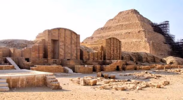 Vào năm 1936, nhà khảo cổ học người Anh Walter Bryan Emery khai quật lăng mộ của hoàng tử Sabu ở Saqqara. Sabu là con trai của pharaoh Anedjib - nhà vua trị vì Ai Cập cổ đại trong khoảng thời gian từ năm 3100 trước Công nguyên - 3000 trước Công nguyên.