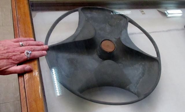 Kỳ lạ hơn, một giả thuyết suy đoán người ngoài hành tinh đã tạo ra đĩa Sabu. Với công nghệ hiện đại, sinh vật ngoài Trái đất mới có thể có những công cụ "xịn xò" để làm ra món đồ tinh xảo như vậy.