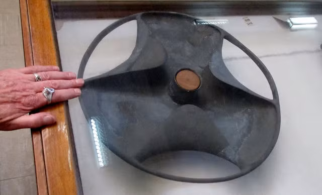 Kỳ lạ hơn, một giả thuyết suy đoán người ngoài hành tinh đã tạo ra đĩa Sabu. Với công nghệ hiện đại, sinh vật ngoài Trái đất mới có thể có những công cụ "xịn xò" để làm ra món đồ tinh xảo như vậy.