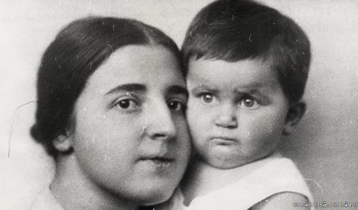 Người vợ đầu tiên của Stalin là Ekaterina Svanidze. Hai người gặp nhau lần đầu khi Stalin 24 tuổi trong khi Ekaterina 16 tuổi. Sau một thời gian yêu nhau, Stalin ngỏ lời cầu hôn và được người tình đồng ý.