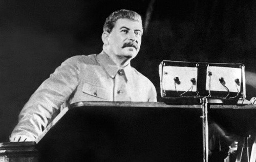 Cậu bé Yakov cũng cảm thấy xa lạ trong ngôi nhà của cha mình. Rất may, người vợ thứ 2 của Stalin là bà Nadezhda Sergeevna đối xử với Yakov rất tốt.