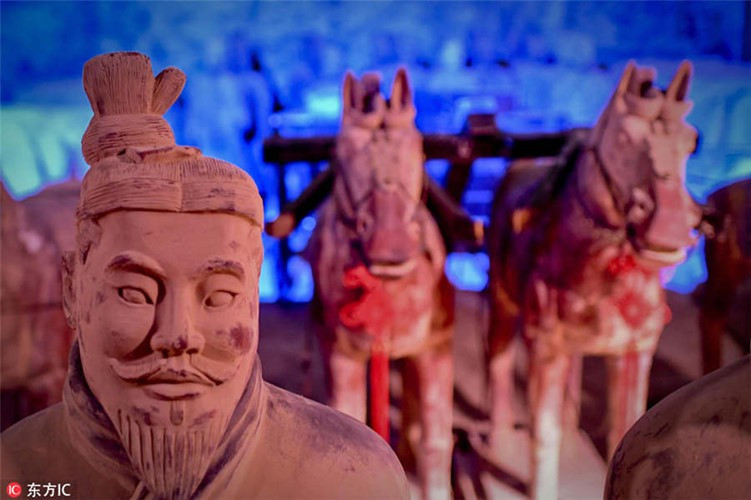 Bên trong nơi yên nghỉ vĩnh hằng của Tần Thủy Hoàng là những dòng sông thủy ngân cực nguy hiểm. Vua Tần cho người tạo ra những dòng sông này để trông giống như trên mặt đất. Vì vậy, hàng trăm tấn thủy ngân được dùng để tạo thành nước của các dòng sông.