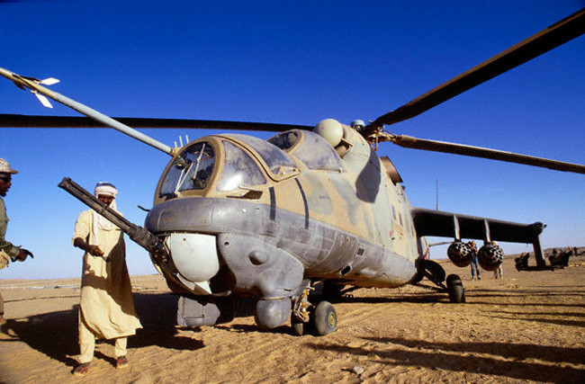 Đặc biệt, Liên Xô còn bán cho Libya một số trực thăng tấn công Mil Mi-25 - phiên bản xuất khẩu của Mi-24 Hind D. Vào thời điểm ấy, mẫu trực thăng này khiến nhiều nước phương Tây, đặc biệt là Mỹ quan tâm. Nguyên do là bởi Mi-24 Hind D có nhiều ưu điểm nổi trội so với các mẫu trực thăng khác.