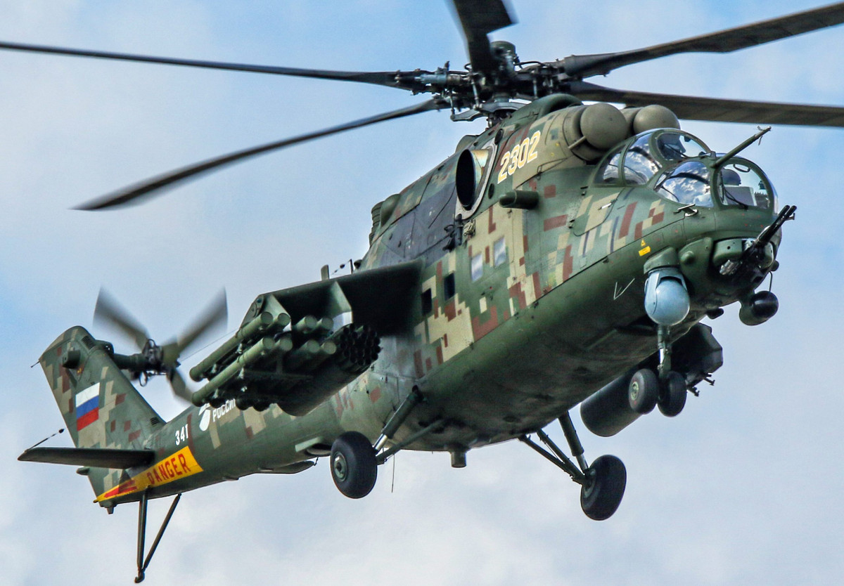 Theo thiết kế, Mi-24 Hind D có thể chở theo 8 binh lính trong khoang phía sau. Phương tiện này có thể thực hiện nhiệm vụ tấn công và chở quân. Với loại trực thăng này, Liên Xô có thể vừa chở quân đến chiến trường vừa có thể bay lên cao làm nhiệm vụ yểm trợ hoàn hảo. Chính vì vậy, CIA muốn tìm hiểu chi tiết về trực thăng chiến đấu Mi-24 Hind D do Liên Xô sản xuất.