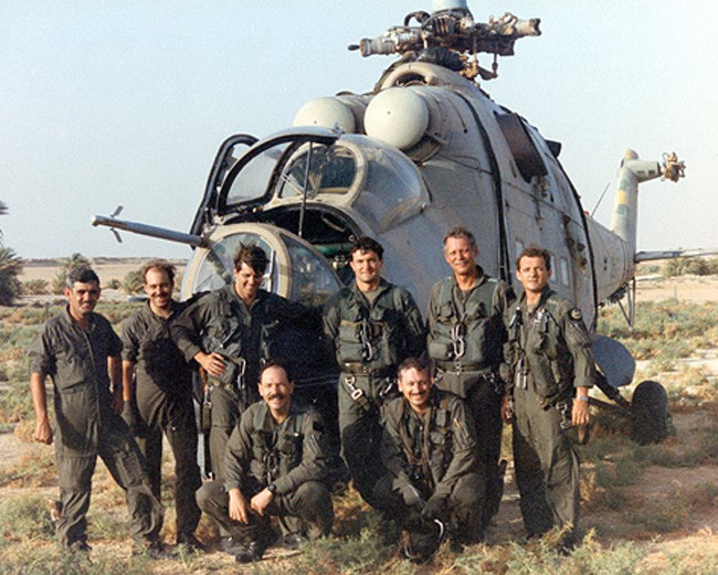 Trước khi thực hiện nhiệm vụ, các thành viên đơn vị Night Stalkers luyện tập mô phỏng với trực thăng vận tải CH-47 Chinook nhằm không gặp bất cứ sự cố nào khi đánh cắp Mi-24 Hind D.