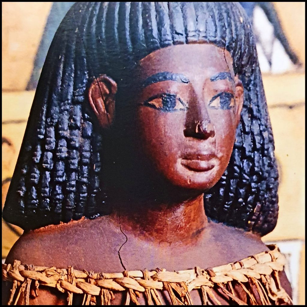 Căn cứ vào những hiện vật được tìm thấy trong mộ cổ, các chuyên gia xác định xác ướp Ai Cập này thuộc về một đôi vợ chồng có tên Kha và Merit. Họ qua đời khoảng 3.500 năm trước.