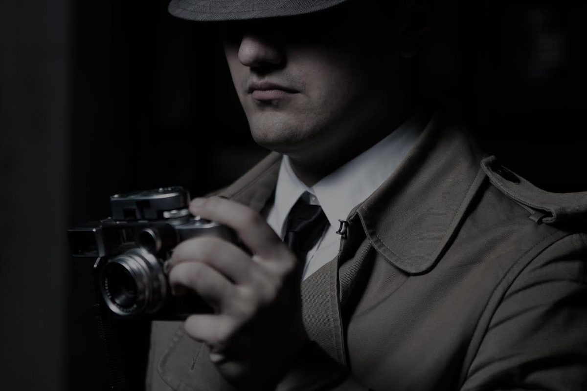 Khăn tay cũng là một vật dụng hàng ngày được các đặc vụ CIA từng sử dụng trong khi truyền tin mật. Đối với mọi người, khăn tay là món đồ bình thường mà nhiều người mang theo bên người.