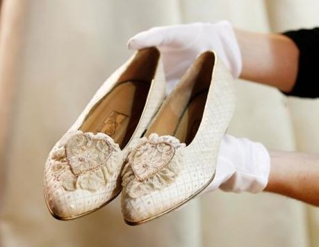 Do vậy, Công nương Diana lo ngại nếu đi giày cao gót thì sẽ cao hơn chú rể. Vì vậy, vài tháng trước hôn lễ, bà thảo luận cùng các nhà thiết kế trước khi quyết định đi giày bệt để sánh đôi với Thái tử Charles nhằm không gây ra tình huống khó xử về sự chênh lệch chiều cao của cặp đôi.