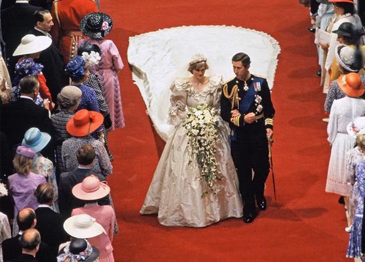 Trong ngày cưới, Công nương Diana nổi bật với bộ váy cưới lộng lẫy do David và Elizabeth Emanue thiết kế. Họ sử dụng chất liệu lụa cao cấp kết hợp cùng chất liệu taffeta rồi đính lên đó 10.000 viên ngọc trai và 1 chiếc huy hiệu bằng vàng 18K ở phần mác váy. Thêm nữa, phần đuôi dài váy cưới dài gần 8m góp phần tôn thêm vẻ đẹp kiều diễm của Công nương Diana.