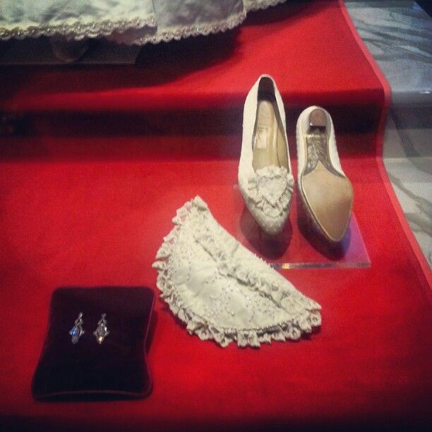 Theo ý kiến của Công nương Diana, nhà thiết kế Clive Shilton mất 6 tháng để hoàn thành đôi giày cưới cho nàng dâu hoàng gia Anh.