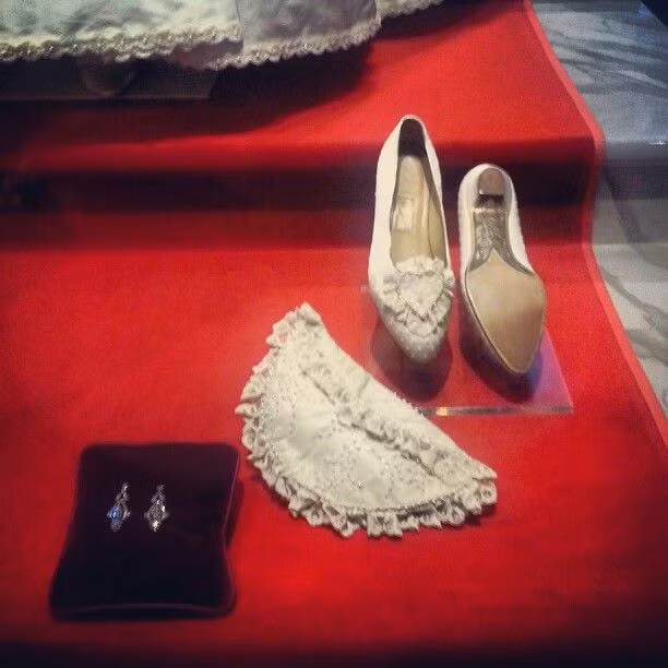 Theo ý kiến của Công nương Diana, nhà thiết kế Clive Shilton mất 6 tháng để hoàn thành đôi giày cưới cho nàng dâu hoàng gia Anh.