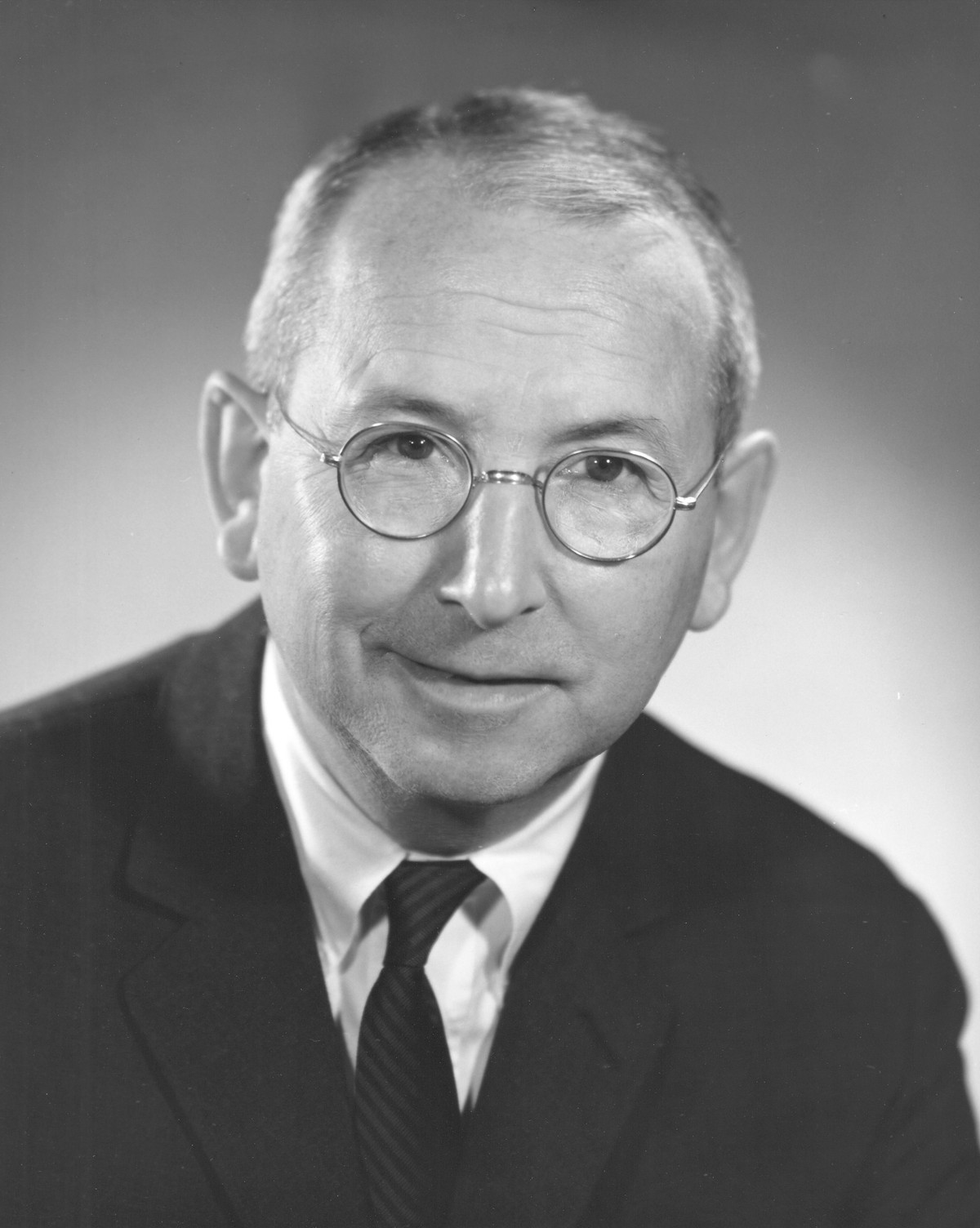 Trên thực tế, quan điểm bộ não con người gồm 3 cấp độ xuất hiện trong bản tin của VTV24 được Tiến sĩ Paul MacLean đưa ra vào những năm 1960. Ông chia cấu trúc não người thành 3 phần và gọi là não bộ ba (triune brain). Theo mô hình của ông, não người được tổ chức thành hệ thống phân cấp và dựa trên quan điểm về sự tiến hóa của não.