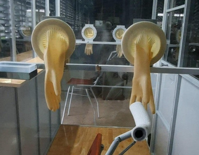 Ngoài buồng lấy mẫu, nhóm nghiên cứu ở khoa công nghệ ĐH Cần Thơ còn thiết kế hộp đựng mẫu, găng tay, vòi phun xịt cồn khử khuẩn tự động. Ảnh: TS Nguyễn Văn Cương cung cấp.