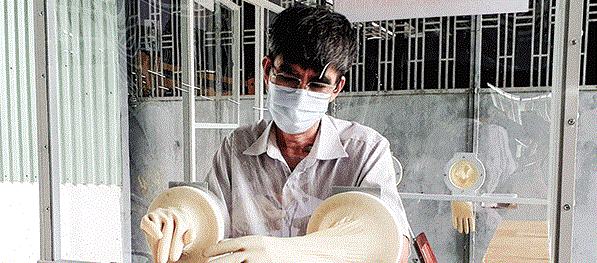 Hiện nhóm nghiên cứu ở khoa công nghệ ĐH Cần Thơ tặng 1 buồng lấy mẫu xét nghiệm COVID-19 di động cho UBND TP Cần Thơ nhằm phục vụ công tác phòng, chống dịch COVID-19. Ảnh: VOV.