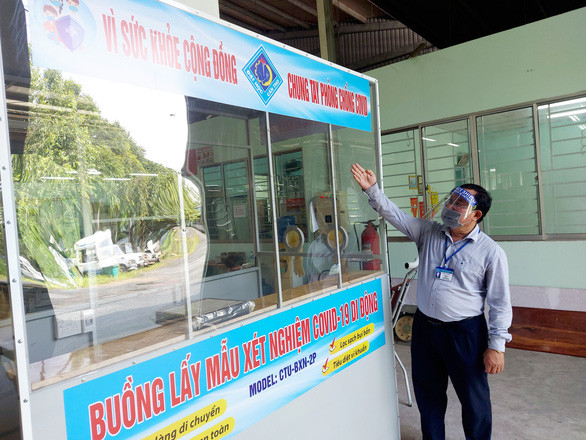 Thêm nữa, buồng lấy mẫu xét nghiệm COVID-19 di động thiết kế dựa trên nguyên lý tạo áp suất dương (có nghĩa không khí từ bên ngoài không thể đi vào buồng theo những khe hở). Không khí bên ngoài khi qua bộ lọc HEPA sẽ được khử khuẩn bằng đèn UV trước khi vào buồng. Ảnh: Sohuutritue.