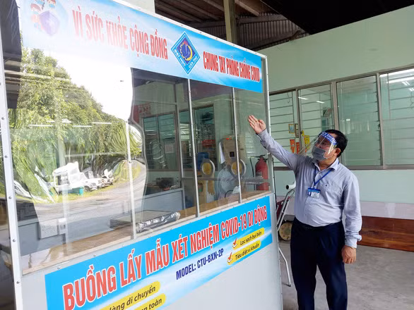 Thêm nữa, buồng lấy mẫu xét nghiệm COVID-19 di động thiết kế dựa trên nguyên lý tạo áp suất dương (có nghĩa không khí từ bên ngoài không thể đi vào buồng theo những khe hở). Không khí bên ngoài khi qua bộ lọc HEPA sẽ được khử khuẩn bằng đèn UV trước khi vào buồng. Ảnh: Sohuutritue.