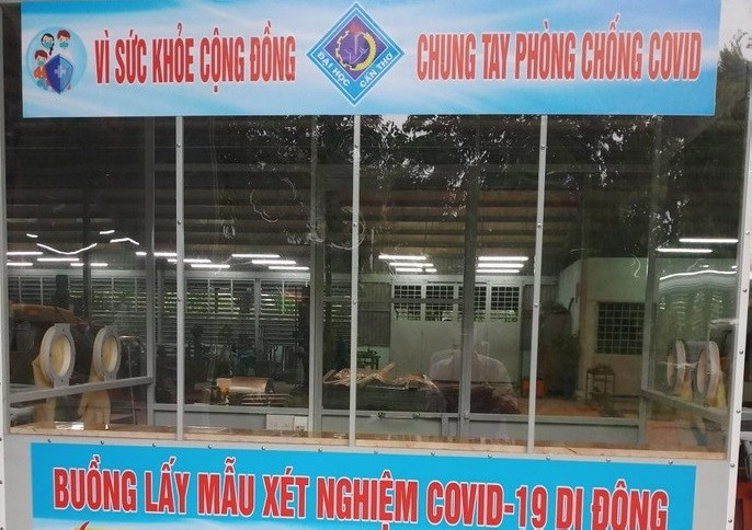 Buồng lấy mẫu xét nghiệm COVID-19 di động có trọng lượng 80 - 100kg/buồng. Giá của mỗi sản phẩm là 60 triệu đồng. Trong trường hợp có đầy đủ vật tư và thiết bị, dụng cụ, thời gian chế tạo, lắp ráp hoàn chỉnh cho mỗi buồng vào khoảng 1 - 2 ngày. Ảnh: TS Nguyễn Văn Cương cung cấp.