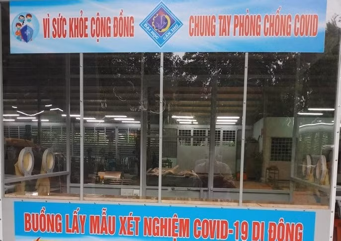 Buồng lấy mẫu xét nghiệm COVID-19 di động có trọng lượng 80 - 100kg/buồng. Giá của mỗi sản phẩm là 60 triệu đồng. Trong trường hợp có đầy đủ vật tư và thiết bị, dụng cụ, thời gian chế tạo, lắp ráp hoàn chỉnh cho mỗi buồng vào khoảng 1 - 2 ngày. Ảnh: TS Nguyễn Văn Cương cung cấp.
