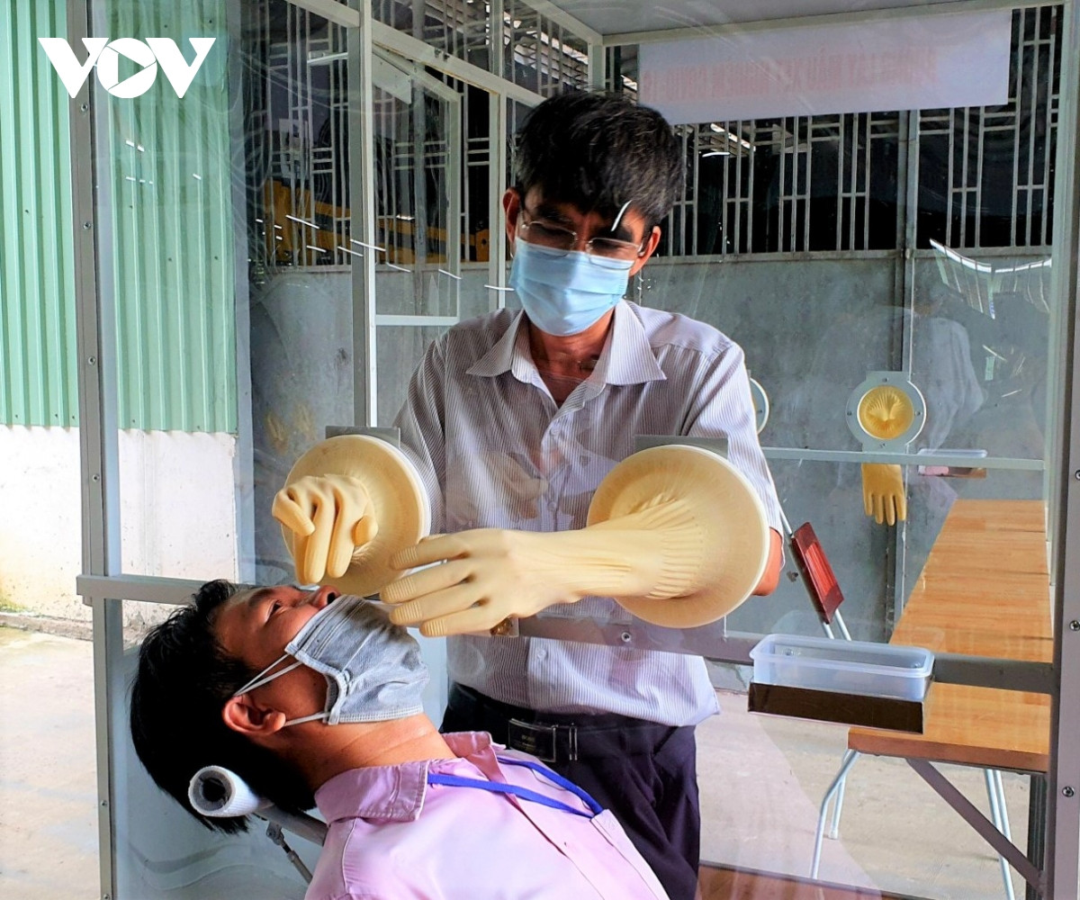 Buồng lấy mẫu xét nghiệm COVID-19 di động gồm 3 bộ phận chính: buồng kín cách ly bên ngoài, hệ thống cấp không khí sạch và bộ phận khử trùng găng tay. Ảnh: VOV.