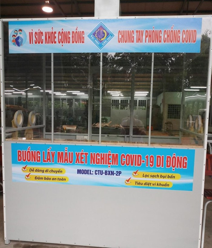 Vào ngày 6/8, TS Nguyễn Văn Cương - trưởng khoa công nghệ ĐH Cần Thơ - cho biết nhóm nghiên cứu ở khoa công nghệ đã nghiên cứu và chế tạo thành công buồng lấy mẫu xét nghiệm COVID-19 di động. Ảnh: TS Nguyễn Văn Cương cung cấp.