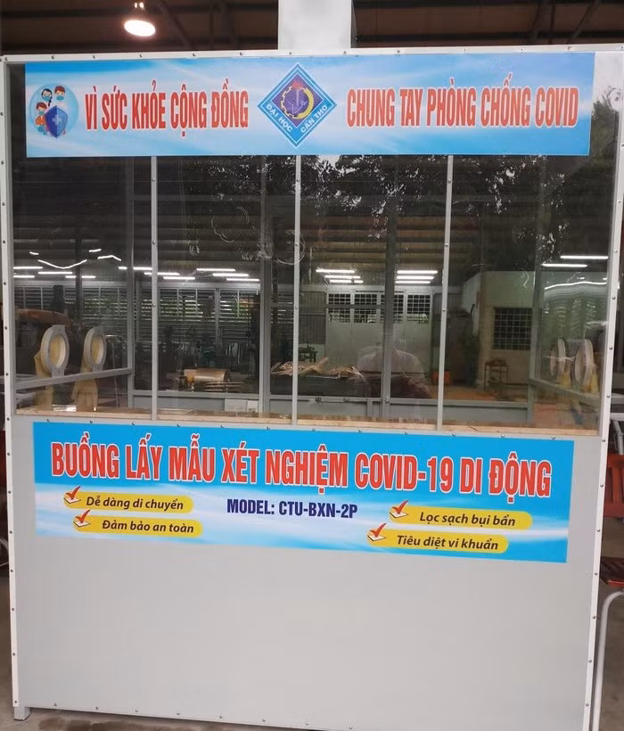 Vào ngày 6/8, TS Nguyễn Văn Cương - trưởng khoa công nghệ ĐH Cần Thơ - cho biết nhóm nghiên cứu ở khoa công nghệ đã nghiên cứu và chế tạo thành công buồng lấy mẫu xét nghiệm COVID-19 di động. Ảnh: TS Nguyễn Văn Cương cung cấp.