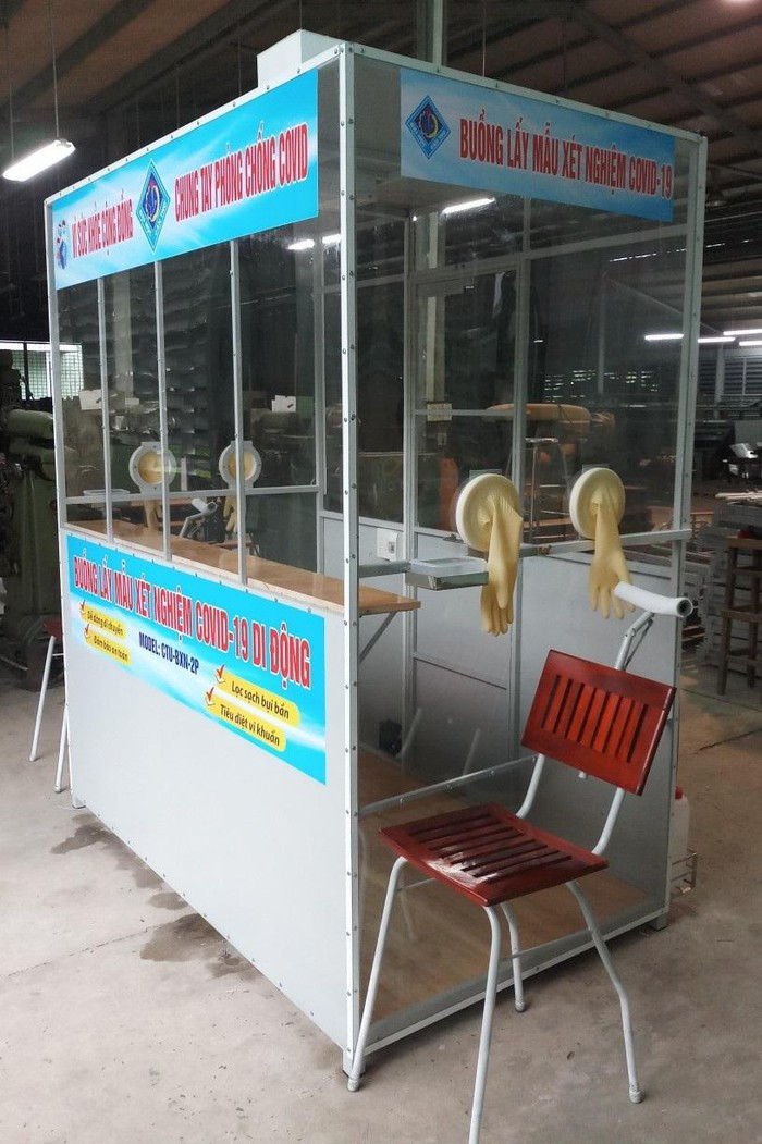 Theo thiết kế, buồng lấy mẫu xét nghiệm COVID-19 có kích thước dài 2m, rộng hơn 1,1m và cao 2,2m. Với kích thước này, sản phẩm phù hợp cho 2 y, bác sĩ có thể lấy mẫu xét nghiệm COVID-19 đồng thời cho người dân ở 2 đầu của buồng. Ảnh: TS Nguyễn Văn Cương cung cấp.