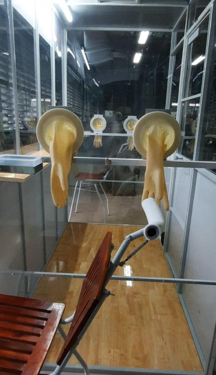 Tham gia nghiên cứu và chế tạo buồng lấy mẫu xét nghiệm COVID-19 di động gồm: PGS.TS. Nguyễn Chí Ngôn, Phó Chủ tịch Hội đồng Trường Đại học Cần Thơ, cố vấn nhóm nghiên cứu cùng 10 cán bộ, giảng viên Khoa Công nghệ, Trường Đại học Cần Thơ. Ảnh: TS Nguyễn Văn Cương cung cấp.