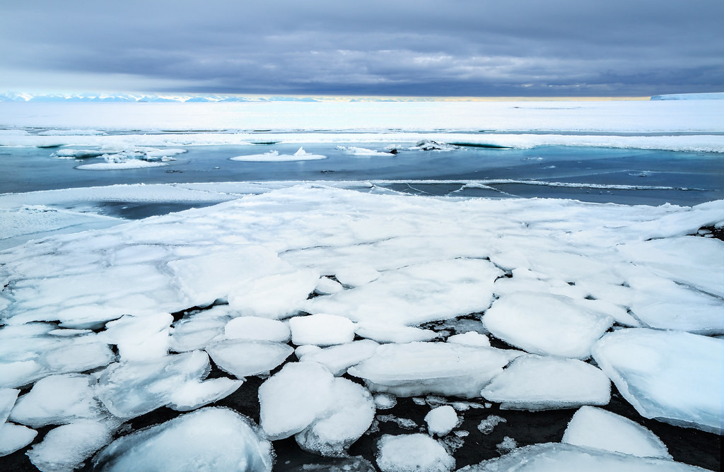 Nhiệt độ trung bình hàng năm có thể xuống mức -40 độ C hoặc thấp hơn. Ngay cả những khu vực gần xích đạo cũng có nhiệt độ trung bình khoảng -20 độ C.