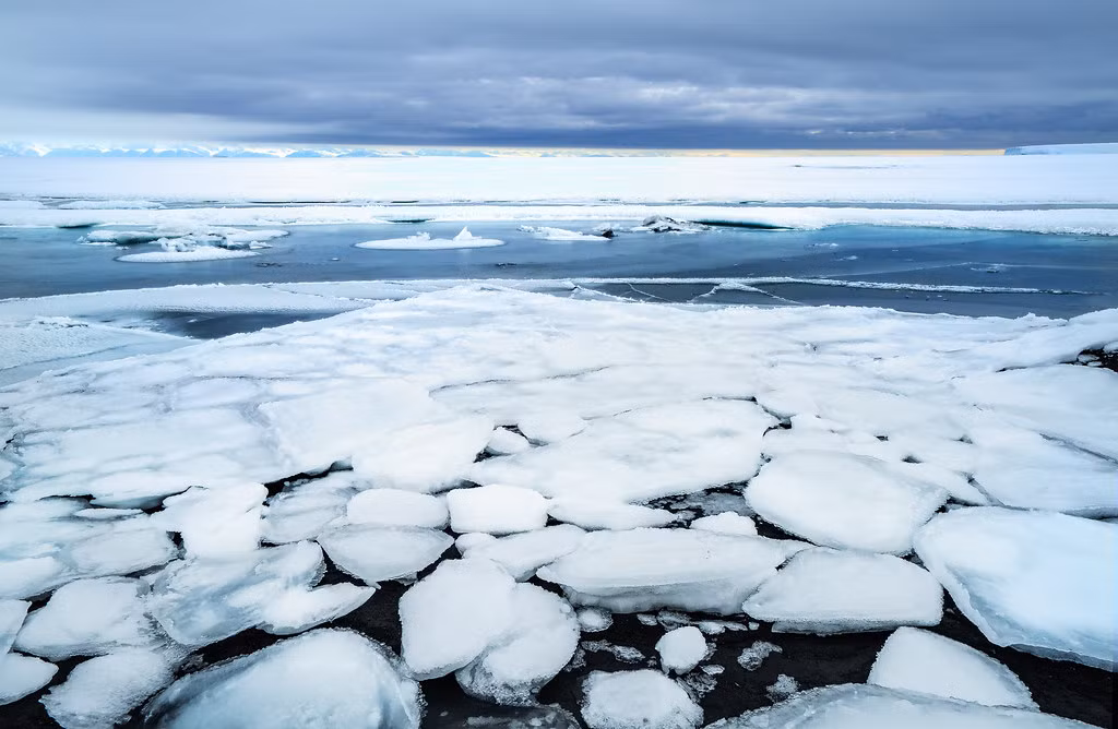 Nhiệt độ trung bình hàng năm có thể xuống mức -40 độ C hoặc thấp hơn. Ngay cả những khu vực gần xích đạo cũng có nhiệt độ trung bình khoảng -20 độ C.