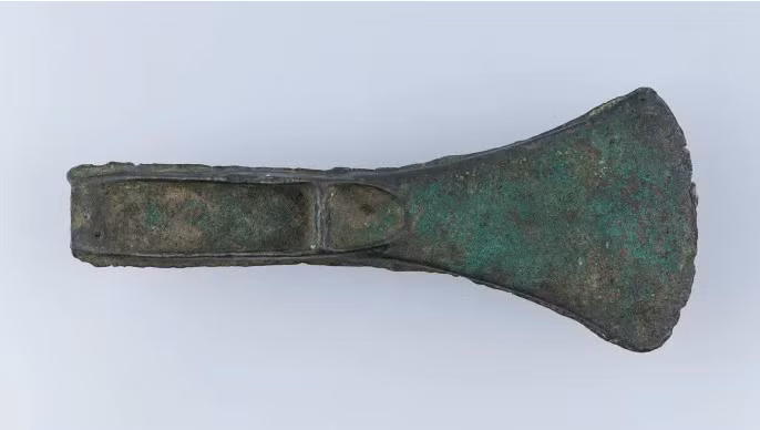 Rìu là một siêu vũ khí thời Đồ đồng. Lưỡi rìu chủ yếu được làm bằng đá hoặc kim loại.