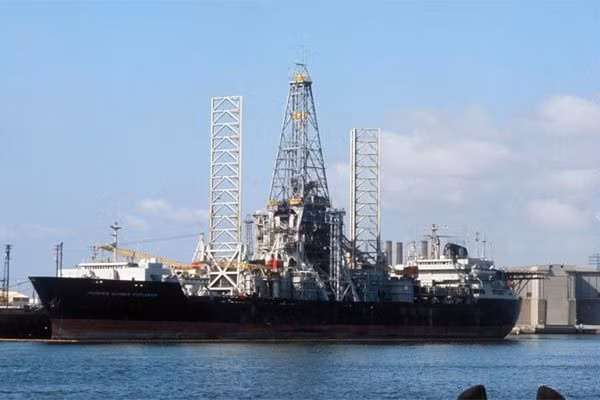 Sau đó, giới chức Mỹ bí mật lên kế hoạch trục vớt tàu ngầm K-129 để Liên Xô không phát hiện. Để làm được điều đó, CIA thuyết phục tỷ phú Howard Hughes sử dụng công ty khai thác biển sâu Global Marine Inc. để làm bình phong nhằm "che mắt" các nước trong việc trục vớt tàu ngầm K-129. Kế hoạch này được gọi là Dự án Azorian.