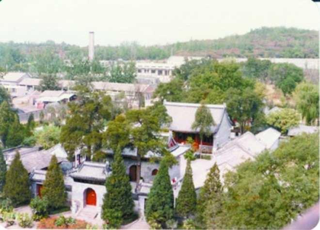 Vào năm 1550, thái giám Mạch Phúc cho người sửa sang từ đường thành Hộ Quốc Tự với mục đích chấn hưng nhà Minh. Theo thời gian, nơi đây trở thành nơi yên nghỉ của nhiều hoạn quan.