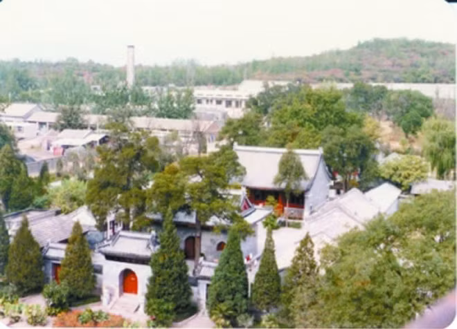 Vào năm 1550, thái giám Mạch Phúc cho người sửa sang từ đường thành Hộ Quốc Tự với mục đích chấn hưng nhà Minh. Theo thời gian, nơi đây trở thành nơi yên nghỉ của nhiều hoạn quan.