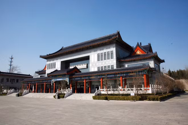 Bên trong nghĩa trang cách mạng Bát Bảo Sơn còn có một nhà hỏa táng. Nằm ở phía Đông của Tro Cốt Đường, nhà hỏa táng được xây dựng năm 1958. Đây là nơi diễn ra lễ hỏa táng của nhiều lãnh đạo cấp cao Trung Quốc sau khi qua đời.