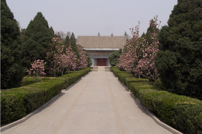 Nghĩa trang cách mạng Bát Bảo Sơn có diện tích rộng 10.000 m2 và được chia làm 2 khu vực. Đó là khu mộ và khu đặt tro cốt. Trong đó, từ cổng chính dẫn vào là khu vực đặt tro cốt hay gọi là Tro Cốt Đường.