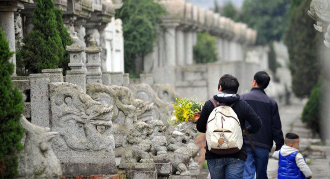 Tro Cốt Đường trải dài trên diện tích 2.400 m2 và gồm có 28 gian phòng đặt tro cốt. Những tro cốt của các nhà lãnh đạo được sắp xếp theo cấp bậc và chức vụ lúc còn sống.